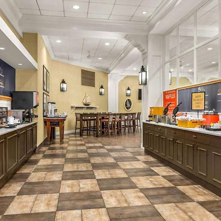 Hampton Inn Boston-Нейтик Екстериор снимка