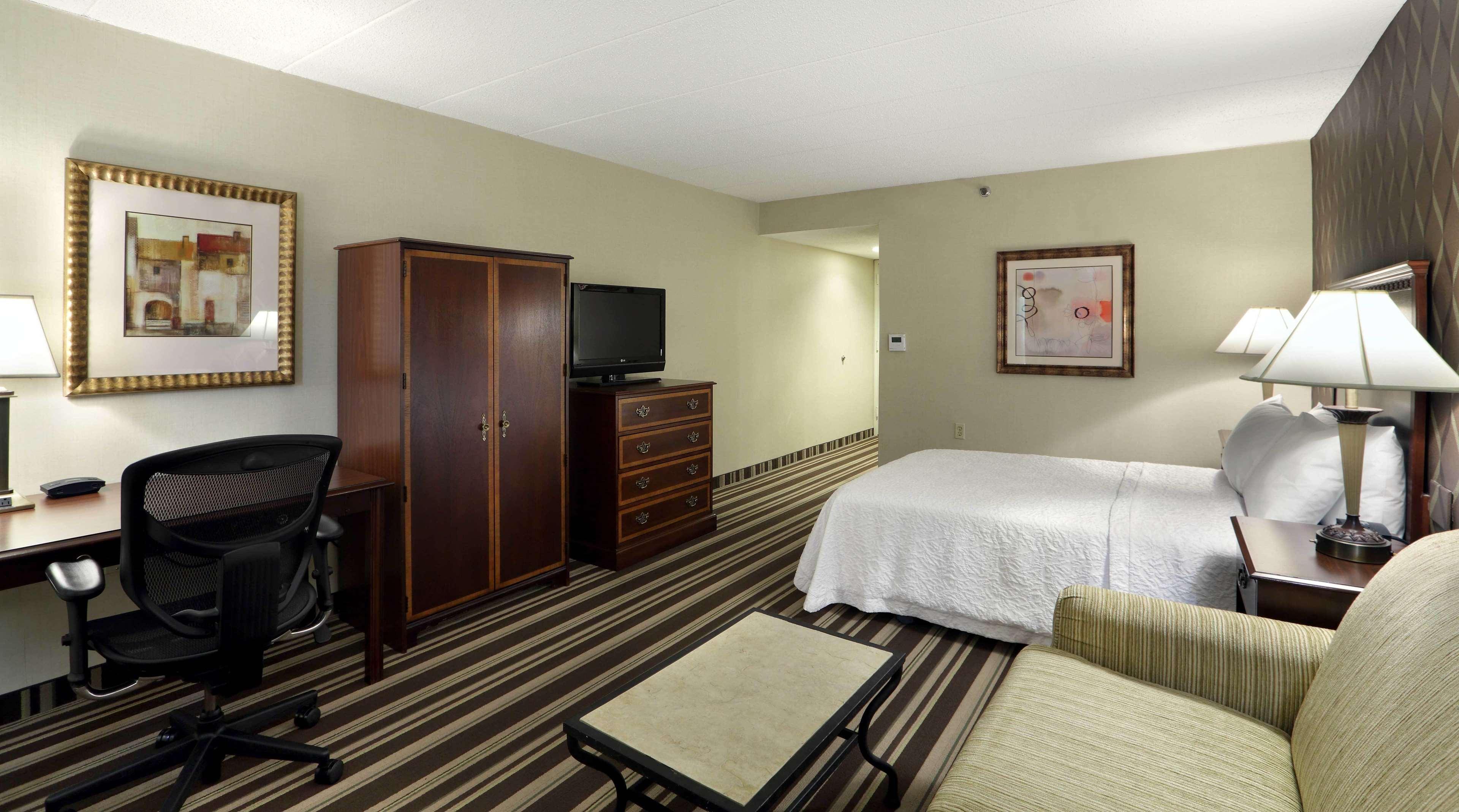 Hampton Inn Boston-Нейтик Екстериор снимка