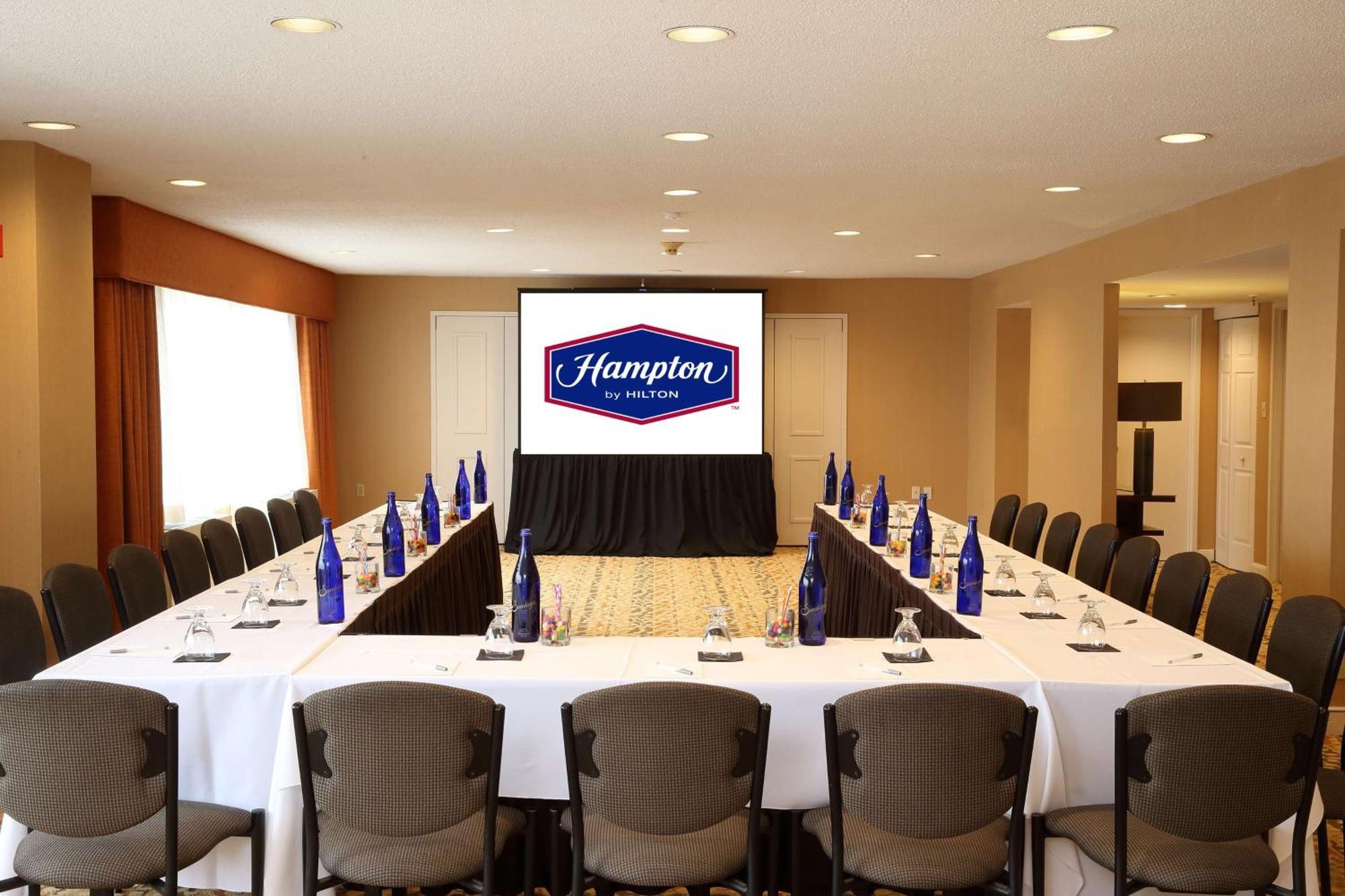 Hampton Inn Boston-Нейтик Екстериор снимка