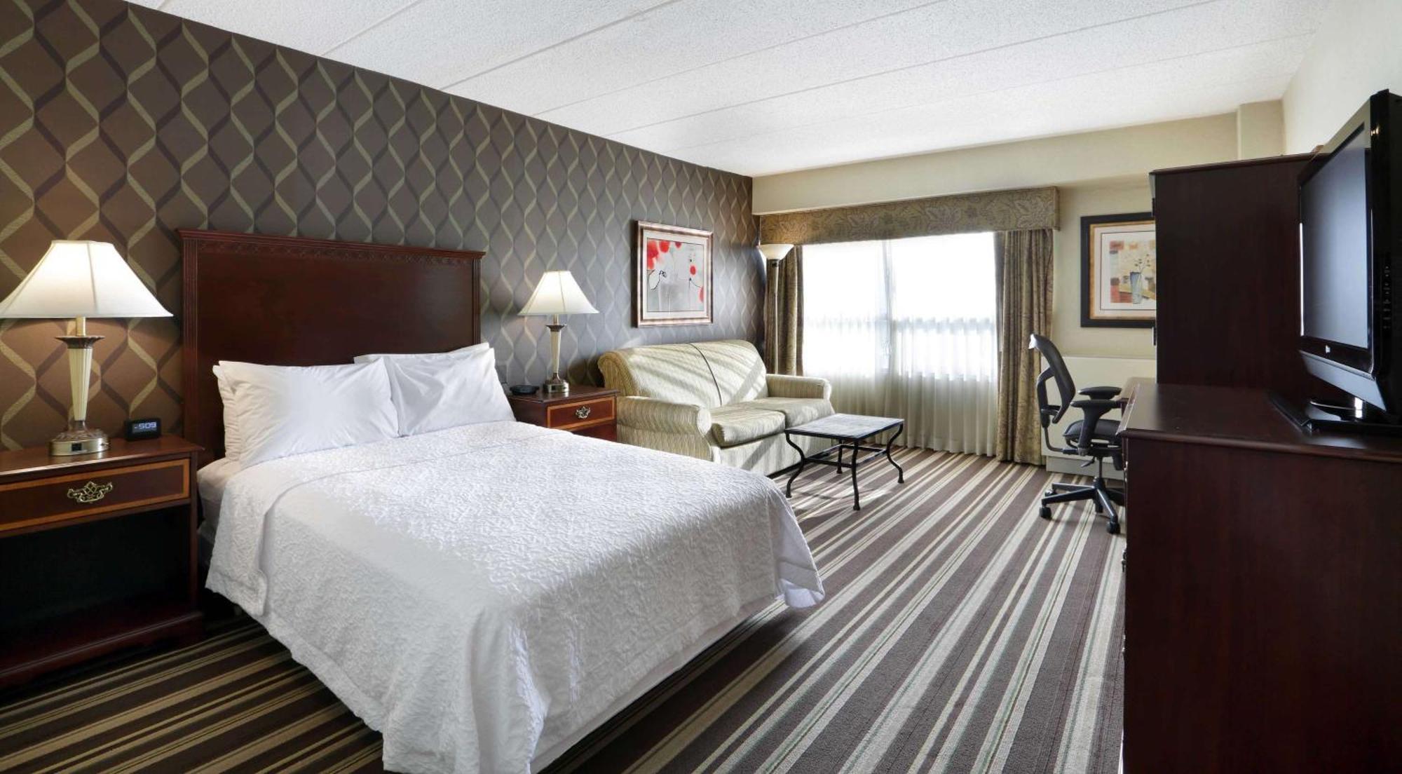 Hampton Inn Boston-Нейтик Екстериор снимка